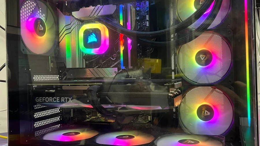 מחשב גיימינג עם תאורת RGB
